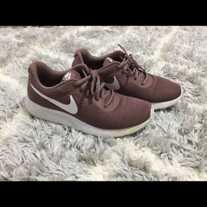 Nike Shoes - Women’s Nike tennis shoes Nike Shoes - Women’s Nike tennis shoes